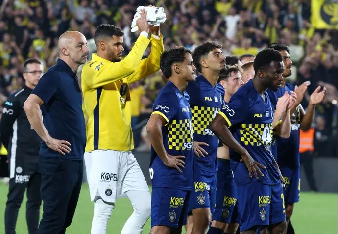 שחקני מכבי תל אביב מאוכזבים, איתם המאמן ז'ארקו לאזטיץ'