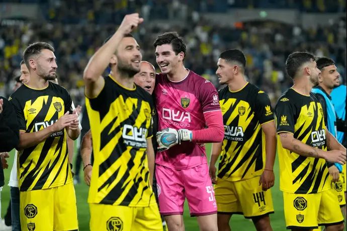 שחקני בית"ר ירושלים חוגגים, השוער מיגל סילבה במרכז