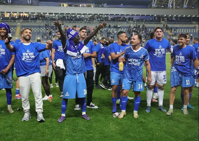 שחקני הפועל פתח תקוה חוגגים עלייה לליגת העל