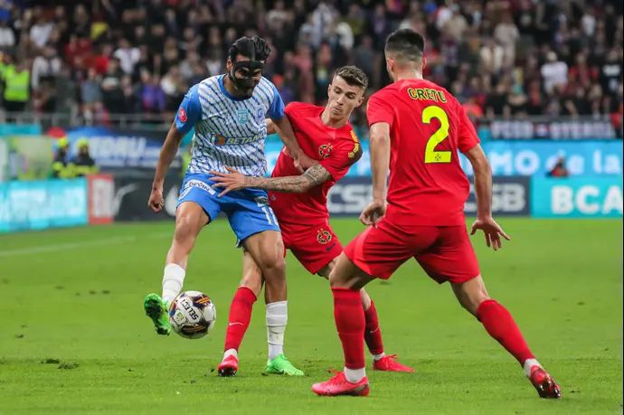 שחקן אוניברסיטטאה קראיובה (בכחול), שטפן באיארם