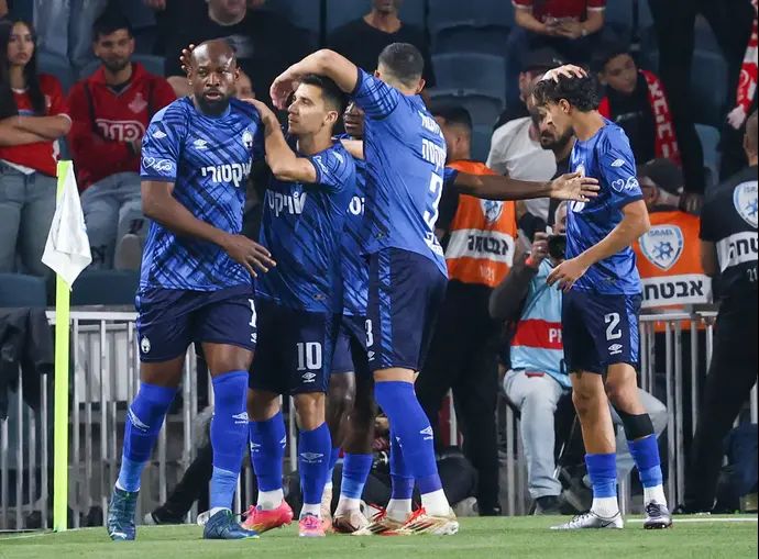 שחקני הפועל באר שבע חוגגים עם ארנולד גאריטה