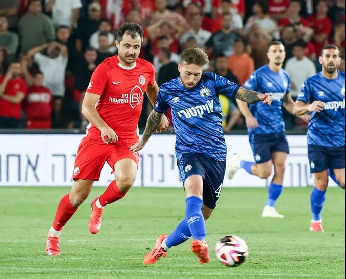 יורי מדיירוש שחקן הפועל באר שבע לפני גוראן אנטוניץ' שחקן הפועל תל אביב