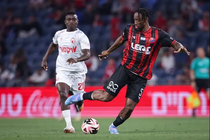 פרנן מאיימבו שחקן הפועל חיפה לפני קינגס קאנגווה שחקן הפועל באר שבע