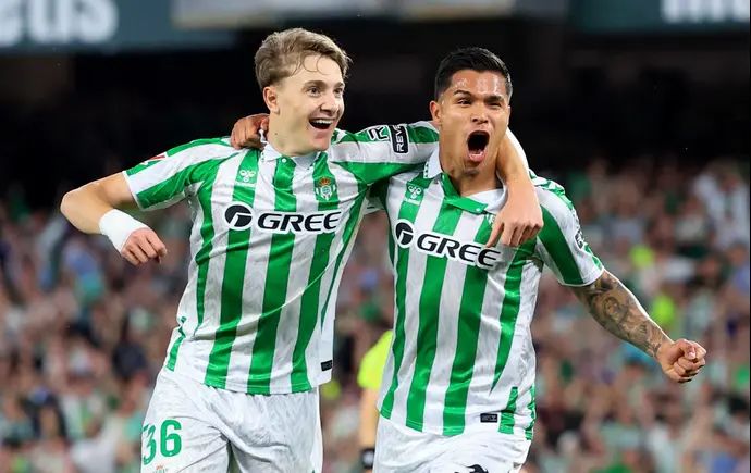 קוצ'ו הרננדס חוגג עם חסוס רודריגס, בטיס