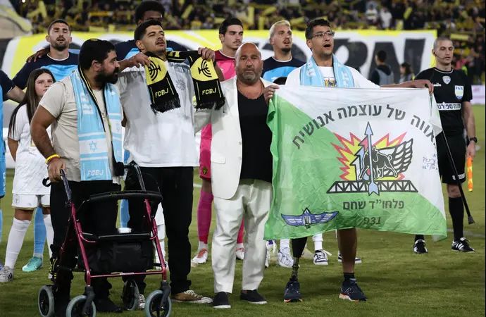 ברק אברמוב בעלים בית"ר ירושלים עם לוחמים שנפצעו בעזה ובלבנון