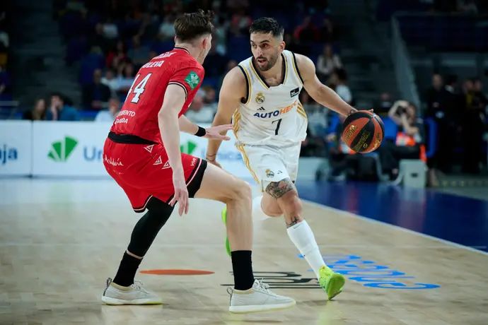 שחקן ריאל מדריד פקונדו קמפאסו מול שחקן גרנאדה דייויד קראמר