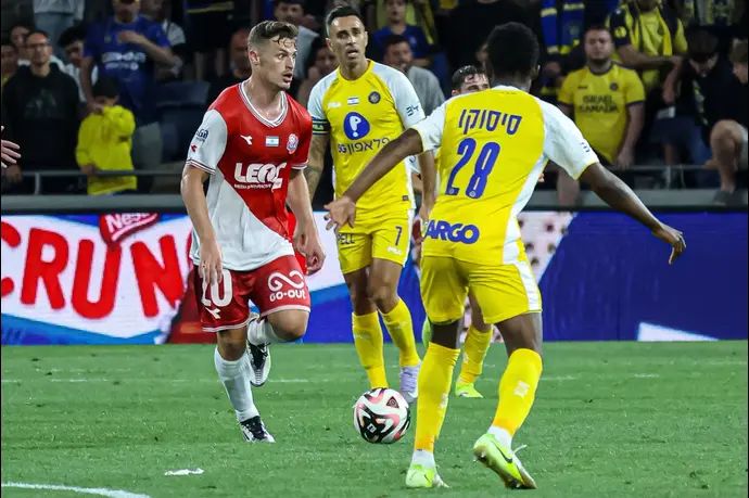 איתמר נוי שחקן הפועל חיפה לפני ערן זהבי שחקן מכבי תל אביב