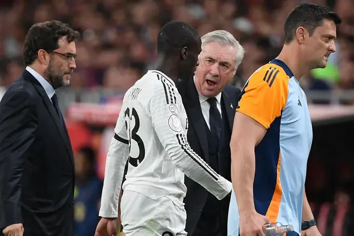 קרלו אנצ'לוטי, מאמן ריאל מדריד לצד פרלאן מנדי