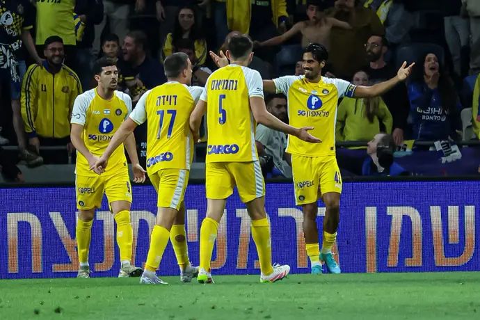 שחקני מכבי תל אביב חוגגים עם דור פרץ