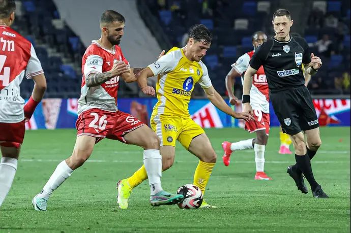 גבי קניקובסקי שחקן מכבי תל אביב לפני אוראל דגני שחקן הפועל חיפה