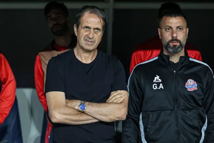 רוני לוי מאמן הפועל חיפה, מימינו עוזרו גל אראל