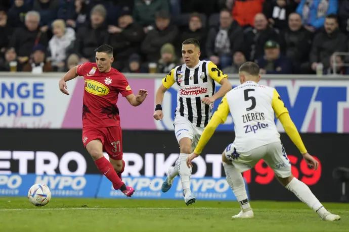 שחקן רד בול זלצבורג, אוסקר גלוך, מול שחקן לאסק לינץ, ברנקו יוביצ'יץ'