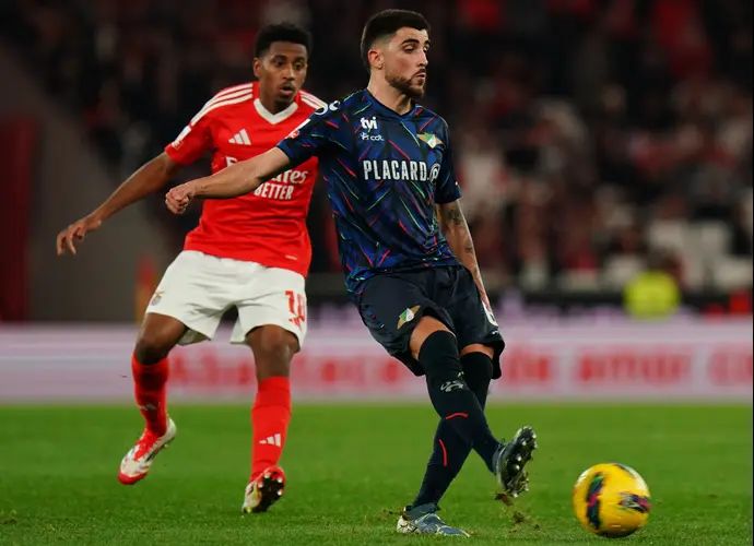 שחקן מוריירנסה, רובן איסמעל, לפני שחקן בנפיקה, לאנדרו באריירו