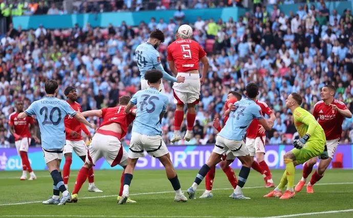 יושקו גברדיול שחקן מנצ'סטר סיטי נוגח לרשת נוטינגהאם פורסט