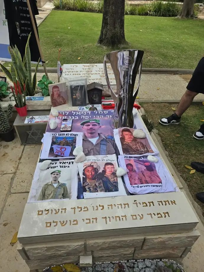 גביע היורוקאפ של הפועל תל אביב מונח על קברו של סמל דניאל לוי, לוחם בנח"ל, שנפל בקרב ברצועת עזה