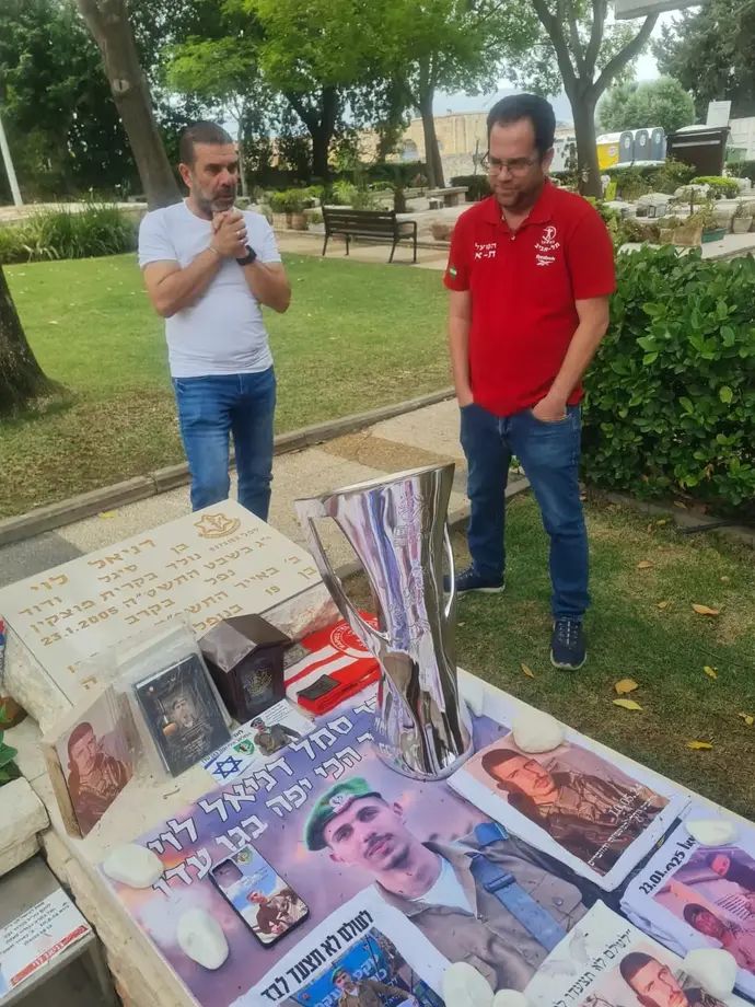 גביע היורוקאפ של הפועל תל אביב מונח על קברו של סמל דניאל לוי, לוחם בנח"ל, שנפל בקרב ברצועת עזה