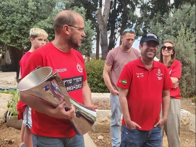 גביע היורוקאפ של הפועל תל אביב מונח על קברו של סגן עומרי שורץ, לוחם סיירת צנחנים שנהרג בקרב ברצועת עזה