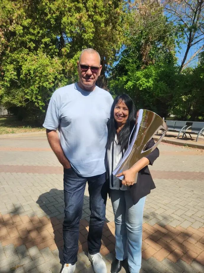 אתי רז אימו של סמ"ר עידן רז שנפל ב-7 באוקטובר עם שמעון אמסלם