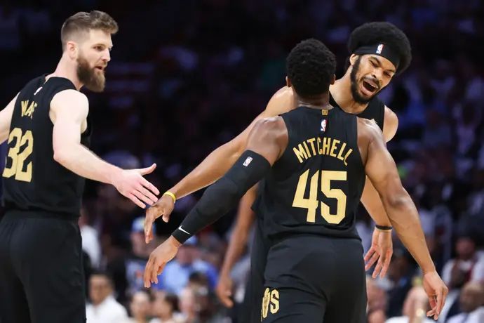 סנטר קליבלנד ג'ארט אלן חוגג עם מיצ'ל