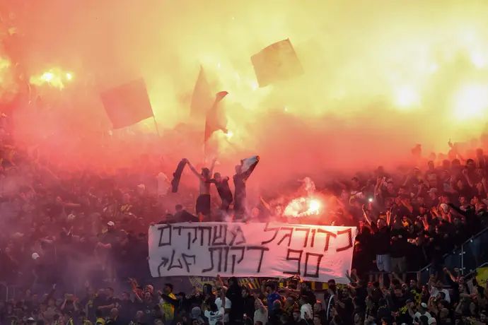 אוהדי בית"ר ירושלים עם אבוקות ביציעד