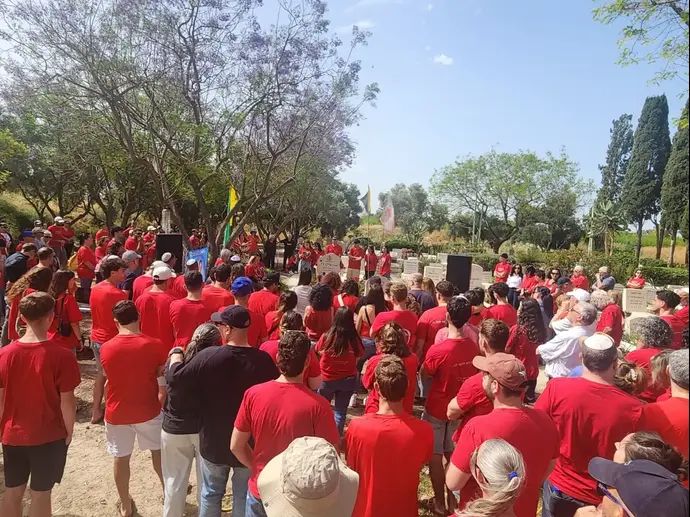 טקס יום הזיכרון 2025 בבית הקברות בקיבוץ עין המפרץ, שם קבור סמ"ר עידן רז