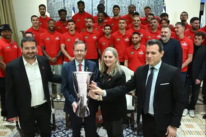 אחרי התואר ההיסטורי, הפועל ת״א הגיעה לביקור בבית הנשיא עם גביע היורוקאפ