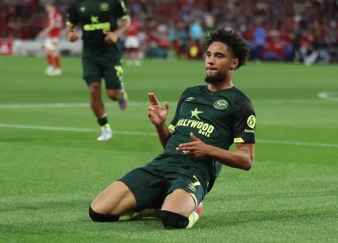 קווין שאדה שחקן ברנטפורד חוגג שער