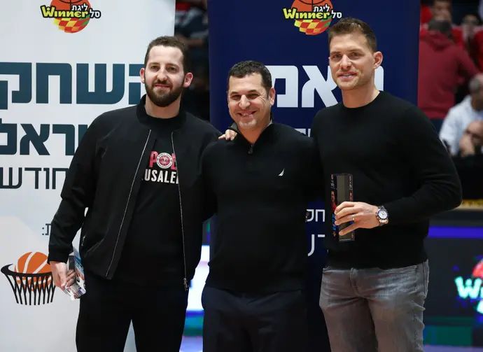 בעלי הפועל ירושלים מתן אדלסון עם נציגו גל מקל והמאמן יונתן אלון