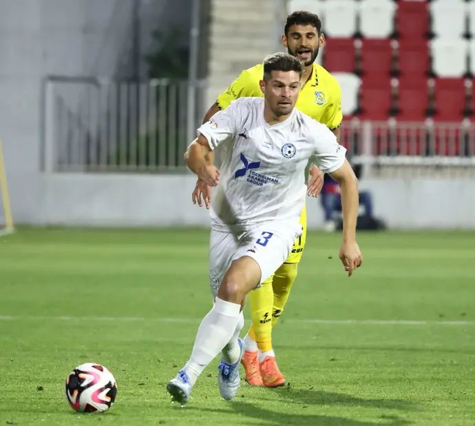 שחקן עירוני טבריה, דוד קלטינס, לפני שחקן בני ריינה רון אונגר