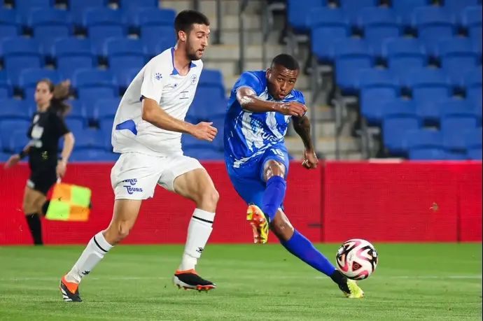 אלפרדו סטיבנס שחקן עירוני קרית שמונה מול עידו כהן שחקן מכבי פתח תקוה