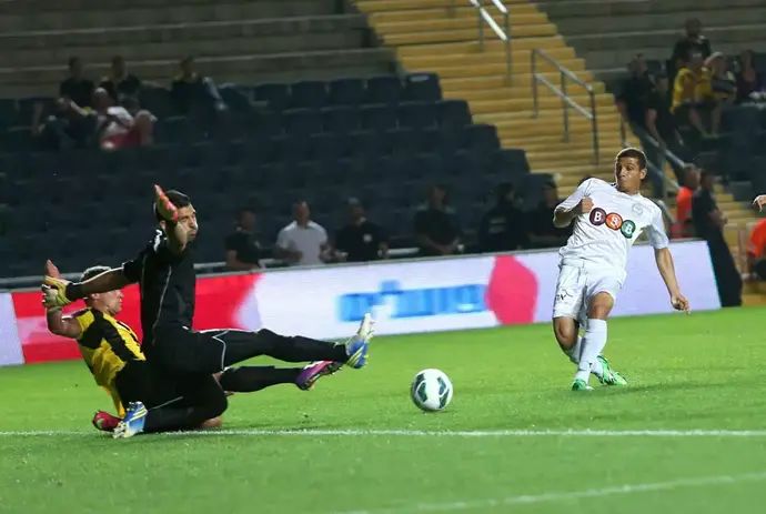 פיראס מוגרבי שחקן מכבי נתניה כובש מול אריאל הרוש שוער בית"ר ירושלים