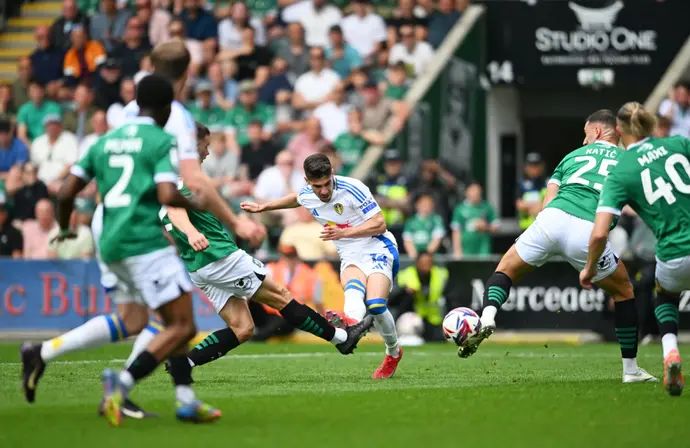 מנור סולומון שחקן לידס יונייטד כובש שער לרשת פלימות'