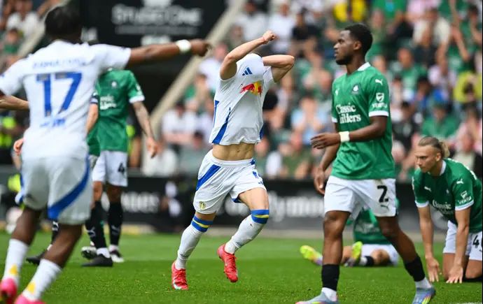 מנור סולומון שחקן לידס יונייטד חוגג שער