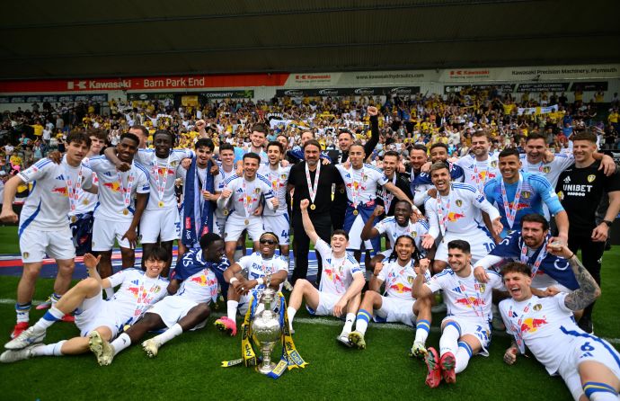 מנור סולומון ושחקני לידס יונייטד חוגגים זכייה באליפות הצ'מפיונשיפ