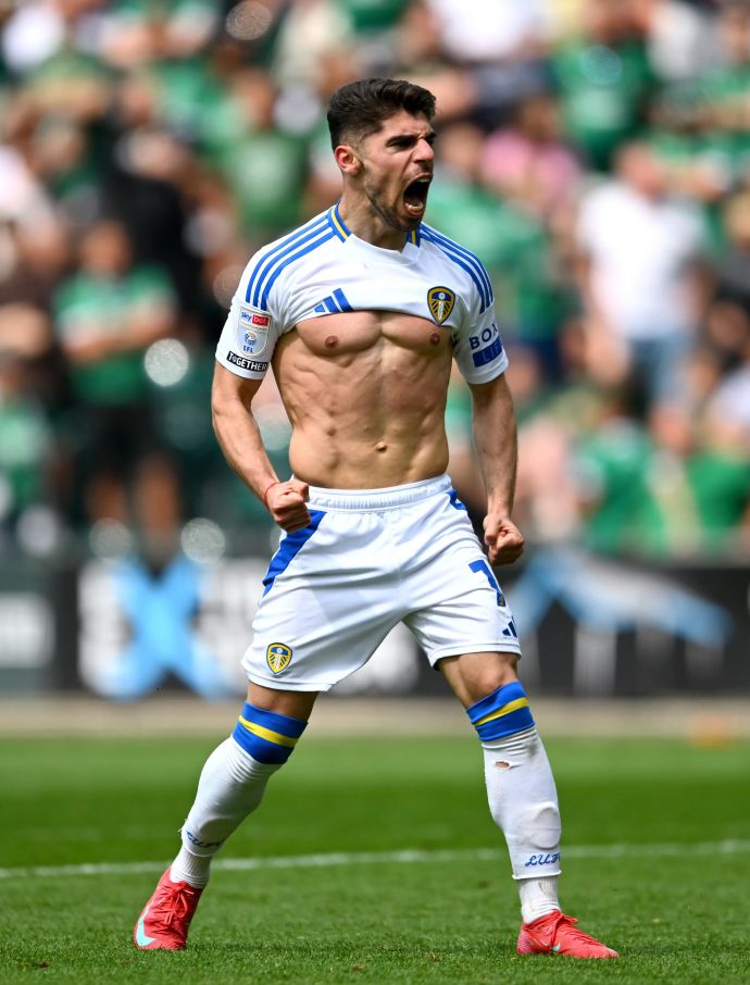 מנור סולומון שחקן לידס יונייטד חוגג שער