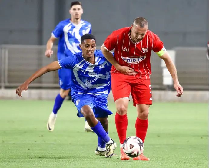 קפטן בני סכנין איאד אבו עביד לפני שחקן עירוני קרית שמונה אביחי וודג'ה