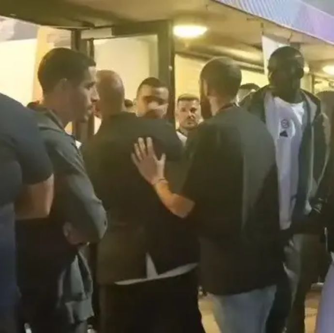 גל אלברמן ושחקנים של מכבי חיפה ספגו קללות מאוהדים אחרי ההפסד בדרבי