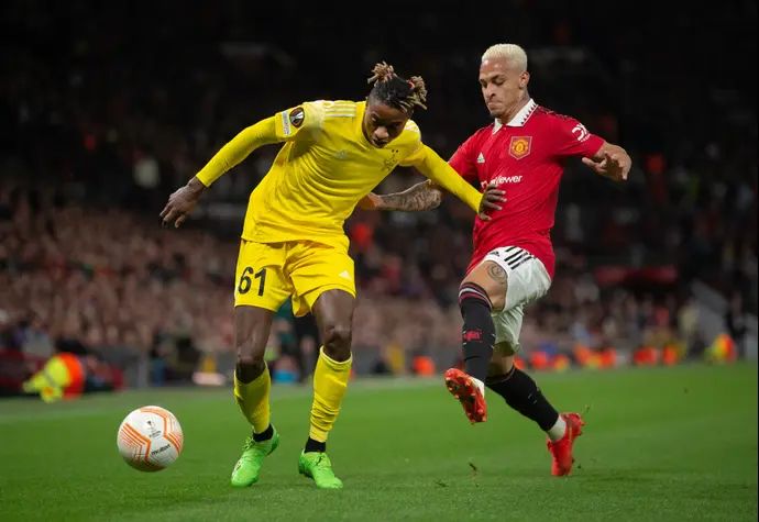 שחקן מנצ'סטר יונייטד ב-2022, אנטוני, מול ראשיד אנקבי, שחקן שריף טירספול