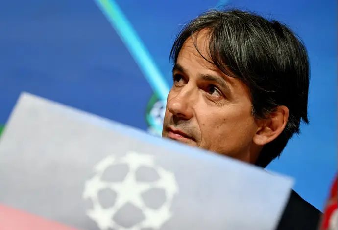 סימונה אינזאגי מאמן אינטר במסיבת עיתונאים