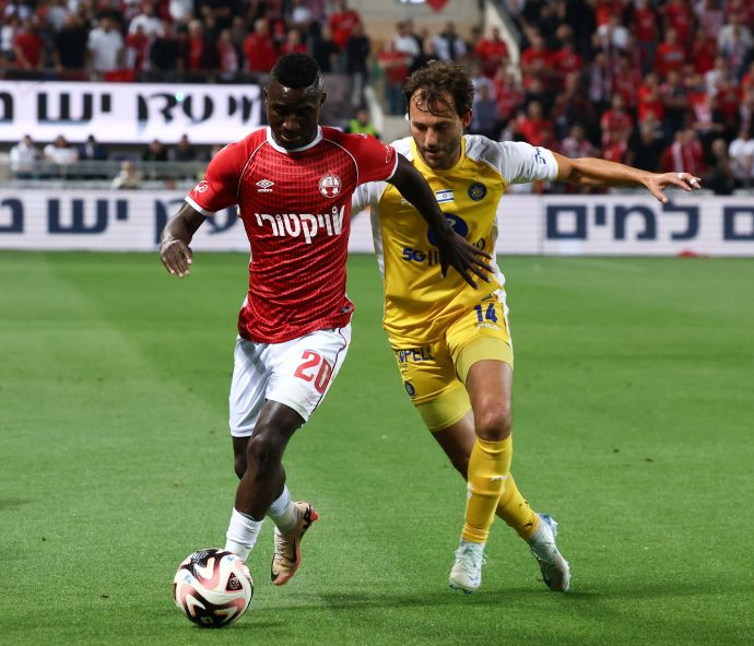 שחקן מכבי תל אביב יוריס ואן אובריים, מול שחקן הפועל באר שבע קינגס קאנגווה