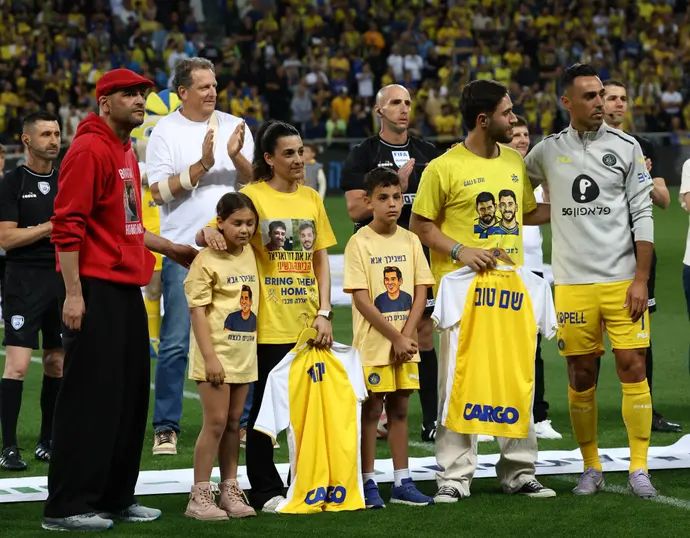 טקס לכבוד שורדי השבי, יאיר הורן, עומר שם טוב, לפני המשחק של מכבי תל אביב נגד הפועל באר שבע