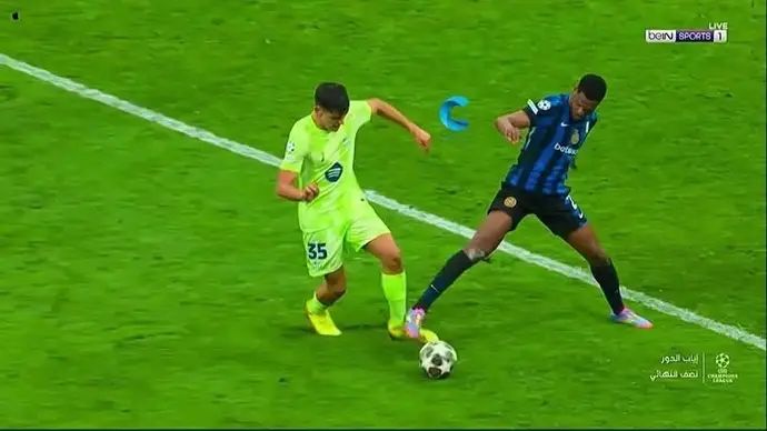 עבירה לפני השער? דומפריס מול ג'רארד מרטין בהפסד של ברצלונה