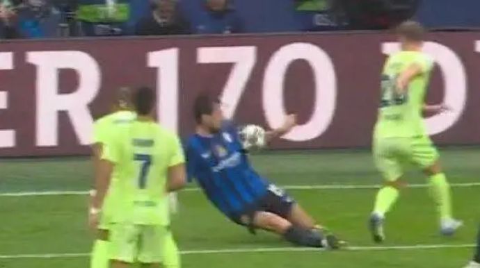 נגיעת יד ברחבה של אינטר? ברצלונה נגד השיפוט