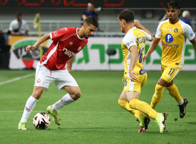 שחקן הפועל באר שבע, זאהי אחמד, מול שחקן מכבי תל אביב, גבי קניקובסקי