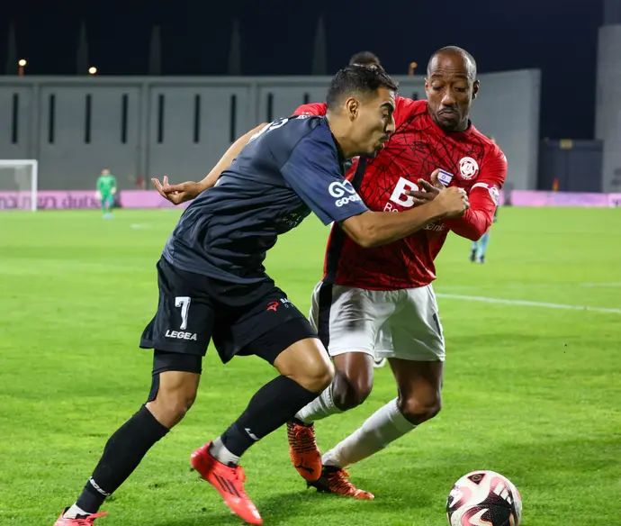 מתן חוזז שחקן הפועל ירושלים לפני מנשה זלקה שחקן הפועל חדרה