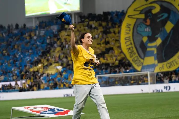 אמילי דמארי, ששוחררה משבי חמאס, במשחק של מכבי תל אביב