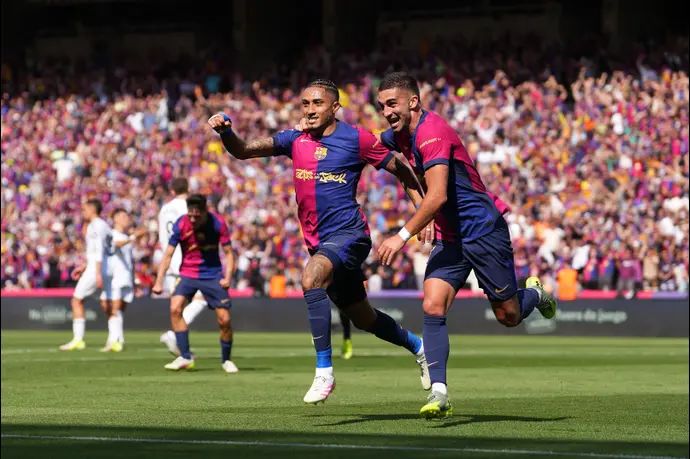 ראפיניה שחקן ברצלונה חוגג שער, מאחוריו פראן טורס