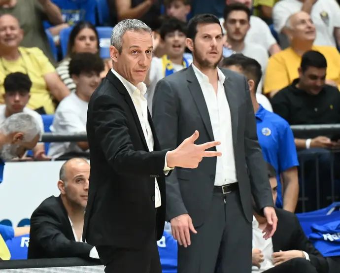 מאמן מכבי תל אביב עודד קטש עם עוזרו גיא פניני