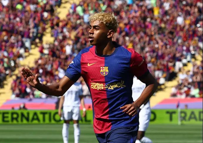 לאמין ימאל שחקן ברצלונה חוגג שער