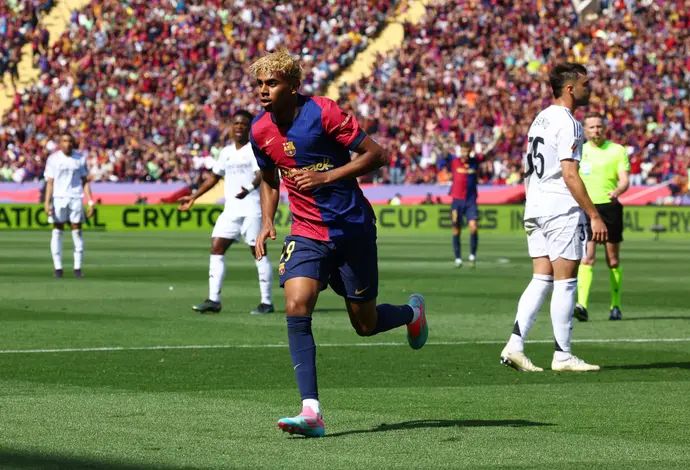 לאמין ימאל שחקן ברצלונה חוגג שער